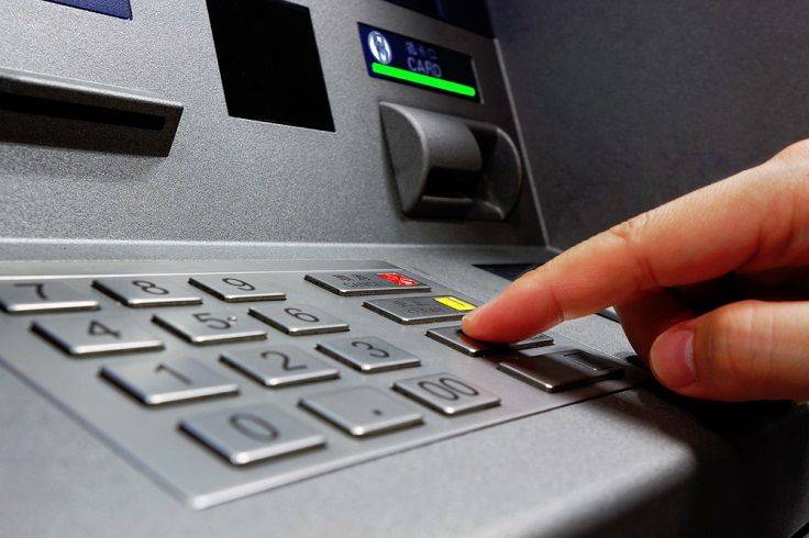 ATM'lerdeki açığı bulup yüklü miktarda para çektiler 1